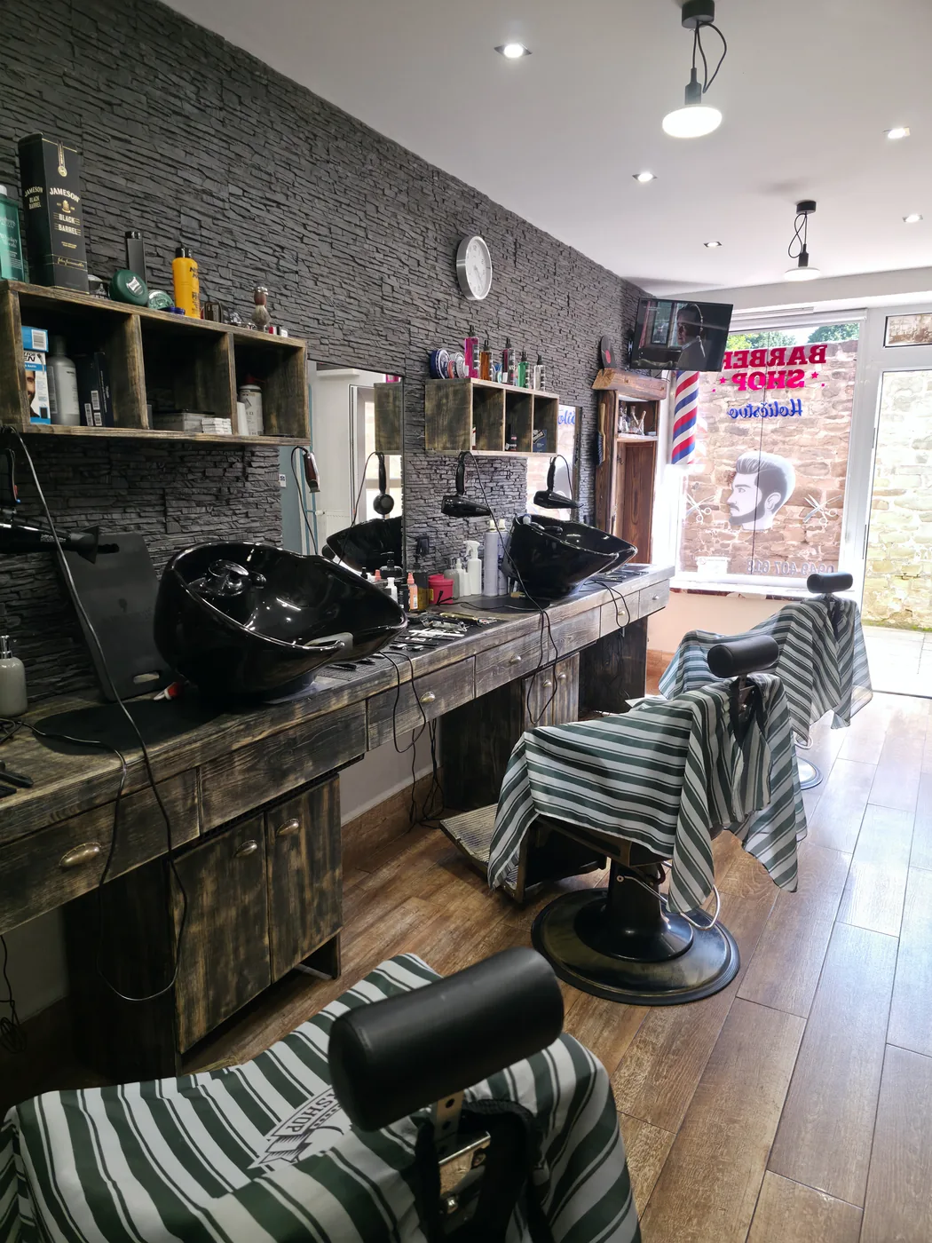 Umývacie boxy a kreslá v Barber Shop MF — priestor na pohodlné umytie vlasov